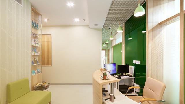 Using green color in a modern clinic